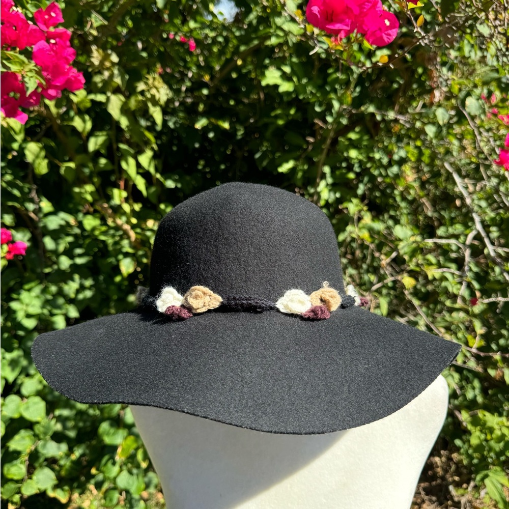Vtg August 100% wool black floppy hat with floral crochet band.